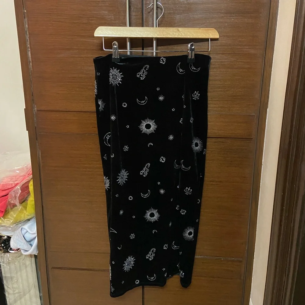 H&M black velvet skirt - Picture 1 of 11